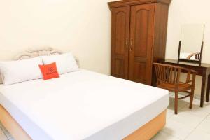 เตียงในห้องที่ KoolKost @ Raya Ngagel (Minimum Stay 30 Nights)