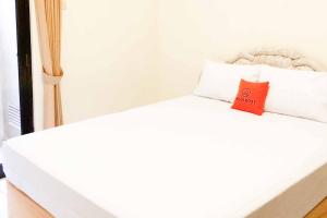 Cama ou camas em um quarto em KoolKost @ Raya Ngagel (Minimum Stay 30 Nights)