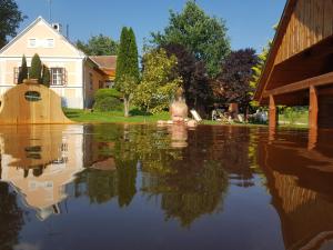 un niño pequeño nadando en una piscina de agua en Boronaház Fogadó, en Szalafő