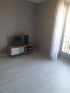 uma sala de estar com uma televisão de ecrã plano num armário em Appartement 4 couchages em Clairvaux-les-Lacs