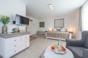 A bed or beds in a room at Hotel Garni Lichtquelle