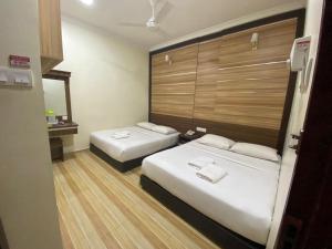Postel nebo postele na pokoji v ubytování Haji Saudi Hotel