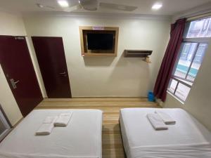 Postel nebo postele na pokoji v ubytování Haji Saudi Hotel