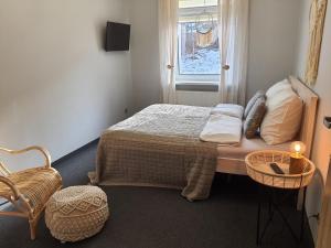 Postel nebo postele na pokoji v ubytování Apartamenty Deptak - w centrum Karpacza, parking w cenie!