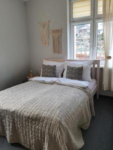 Postel nebo postele na pokoji v ubytování Apartamenty Deptak - w centrum Karpacza, parking w cenie! + 28 fotografií