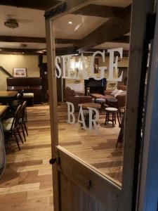 un restaurante con un letrero que dice dulce bar en Whod Have Thought It Inn, en Saltash