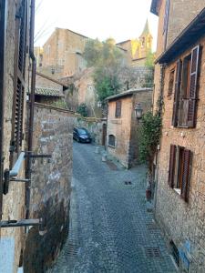 an alley with a car parked on a street at il rifugio della cava in Orvieto