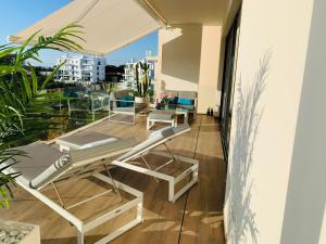 un balcone con sedie e tavoli su un edificio di Naranjo golf & leisure a Orihuela Costa