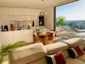 ein Wohnzimmer mit Couch und Tisch und eine Küche in der Unterkunft Naranjo golf & leisure in Orihuela