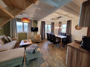 ein Wohnzimmer mit einem Sofa und einem Tisch in der Unterkunft Ferienhäuser Oberdorla in Oberdorla