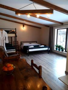 博爾若米的住宿－holiday home，客房设有带一张床和一张桌子的卧室