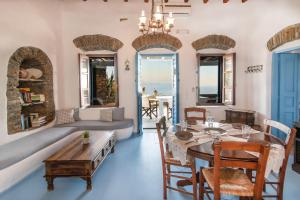un soggiorno con un tavolo e un divano di Villa Ghisi ad Arnádhos