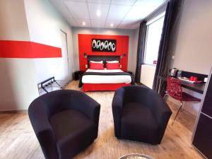 - une chambre avec un lit rouge et noir et deux chaises dans l'établissement Bethune City Relax Spa & Sauna, à Béthune