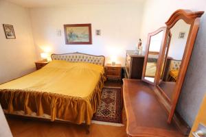 ein Schlafzimmer mit einem Bett und einem großen Spiegel in der Unterkunft Vintage Apartment Bled in Bled