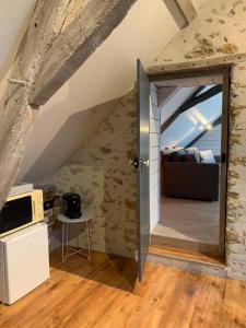 een keuken met een deur naar een woonkamer bij Chambre en campagne in Parence