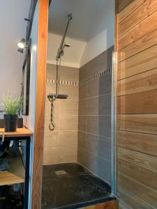 um chuveiro com uma porta de vidro na casa de banho em Chambre en campagne em Parence