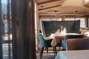 een eetkamer met een tafel en stoelen bij Hotel Gasthaus Post in Campo di Trens