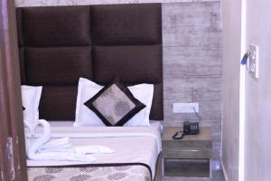 Shree Krishna Hotels客房内的一张或多张床位