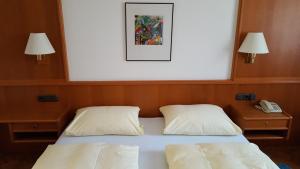 Postel nebo postele na pokoji v ubytování Zum Weißen Rössl