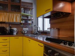 kuchnia z żółtymi szafkami i kuchenką w obiekcie VFH Stylish Boutique Apartment-City Center w Mediolanie