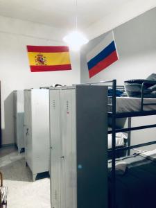 Palanda nebo palandy na pokoji v ubytování Dama HostelBB