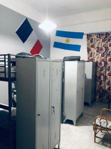 - une rangée de casiers dans un dortoir avec drapeaux dans l'établissement Dama HostelBB, à Naples