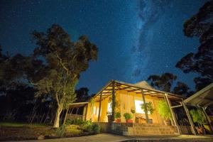 a house at night with a starry sky at Kendenup Cottages and Lodge in Kendenup