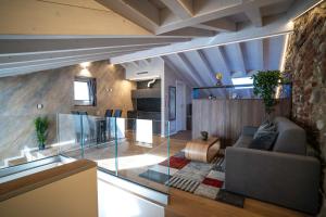 ein Wohnzimmer mit einem Sofa und einer Glaswand in der Unterkunft Loft Roby in Peschiera del Garda