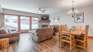 Χώρος καθιστικού στο Mountain Time - Spacious w Private Hot Tub and an Amazing View