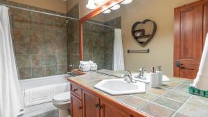 Ένα μπάνιο στο Mountain Time - Spacious w Private Hot Tub and an Amazing View +46 φωτογραφίες