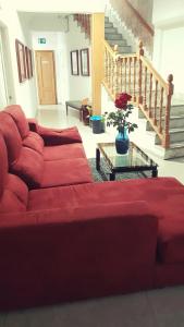 sala de estar con sofá rojo y escaleras en Motel lavapies, en Madrid