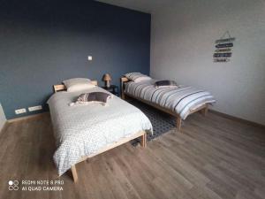 a room with two beds in a room at Gite HELSEBAN - Maison à 3 minutes de la mer dans résidence privée in Friaucourt