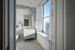 baño con bañera, lavabo y ventana en Casa Fresa - Orchar Suites, en Broughty Ferry