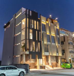 un bâtiment avec une voiture garée devant lui dans l'établissement Aura Boutique Hotel, à Udaipur