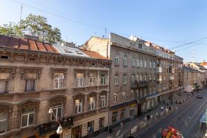 uma vista para uma rua numa cidade com edifícios em 2 isolated bedrooms in the Austrian building Levia 3 em Lviv