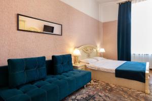 um quarto de hotel com uma cama e um sofá em 2 isolated bedrooms in the Austrian building Levia 3 em Lviv