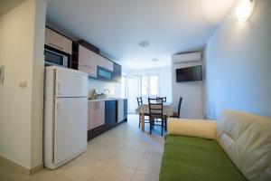 Apartments KARLO tesisinde mutfak veya mini mutfak