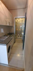 Il comprend une petite cuisine équipée d'une cuisinière et d'un évier. dans l'établissement Suites 94, à Istanbul