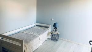 Un dormitorio con una cama y una lámpara en la esquina en Maison de village au cœur de la Drôme Médiévale - Les Remparts - Drôme provençale, en Châteauneuf-du-Rhône