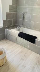 Ένα μπάνιο στο Maison de village au cœur de la Drôme Médiévale - Les Remparts - Drôme provençale +21 φωτογραφίες