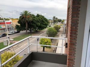 balcón con vistas a una calle de la ciudad en Bizitza Ona Alojamiento Ramallo 1 en Ramallo
