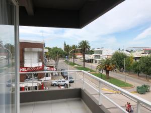 balcón con vistas a una calle de la ciudad en Bizitza Ona Alojamiento Ramallo 1 en Ramallo