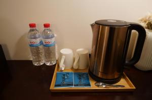 Coffee and tea making facilities at 安蘭居旅店 An Lan Jie Hotel