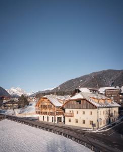 a group of buildings next to a body of water at Autentis in Rasùn di Sotto