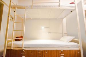 Happy Panda Hostel Arambol Goa客房内的一张或多张床位