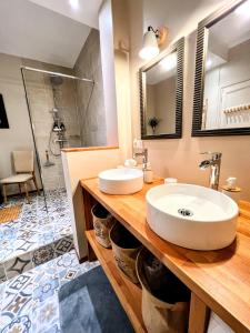 La salle de bains est pourvue d'un lavabo et d'une douche. dans l'établissement Appartement de Charme de 75m², Lumineux et Calme, à Nantes