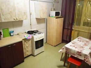 Η κουζίνα ή μικρή κουζίνα στο Уютная 2 комн. квартира на Красном Камне +3 φωτογραφίες