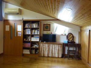 Biblioteca nella stanza in casa privata