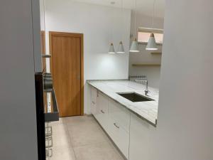 A kitchen or kitchenette at Alba Serena