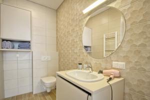 a bathroom with a sink and a mirror at Apartment DoMiSol in Druskininkai